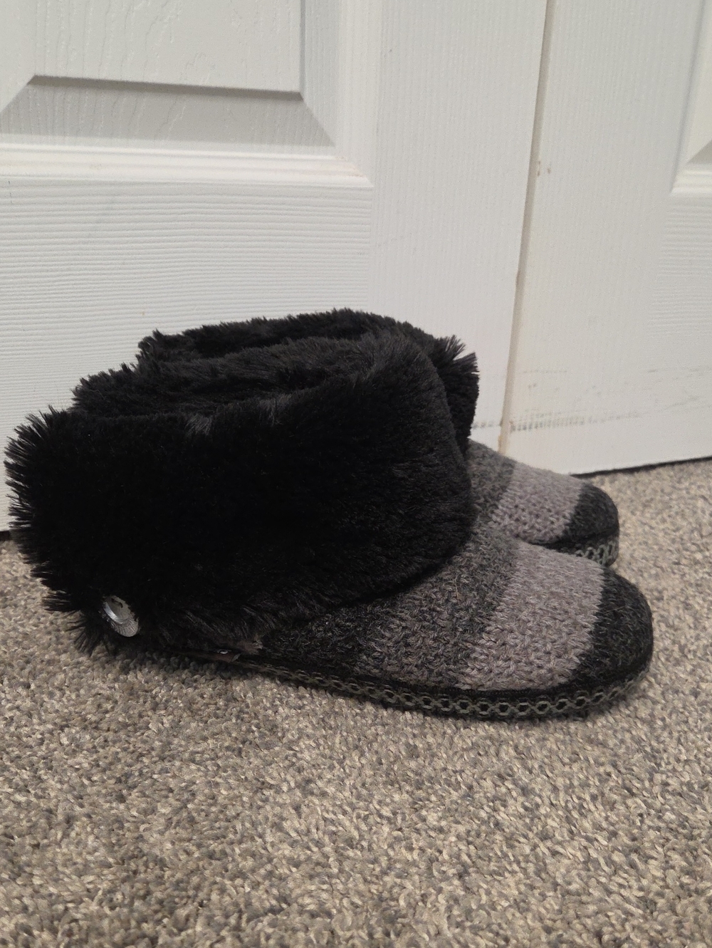 Muk Luks Plush Cuffed Slippers, Black & Gray, Medium 7/8, Excellent Condition